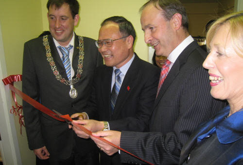 Chinese Ambassador, Minister Micheál Martin and Deputising for the Lord Mayor Cllr Kieran McCarthy cutting ribbons for the Confucius classroom