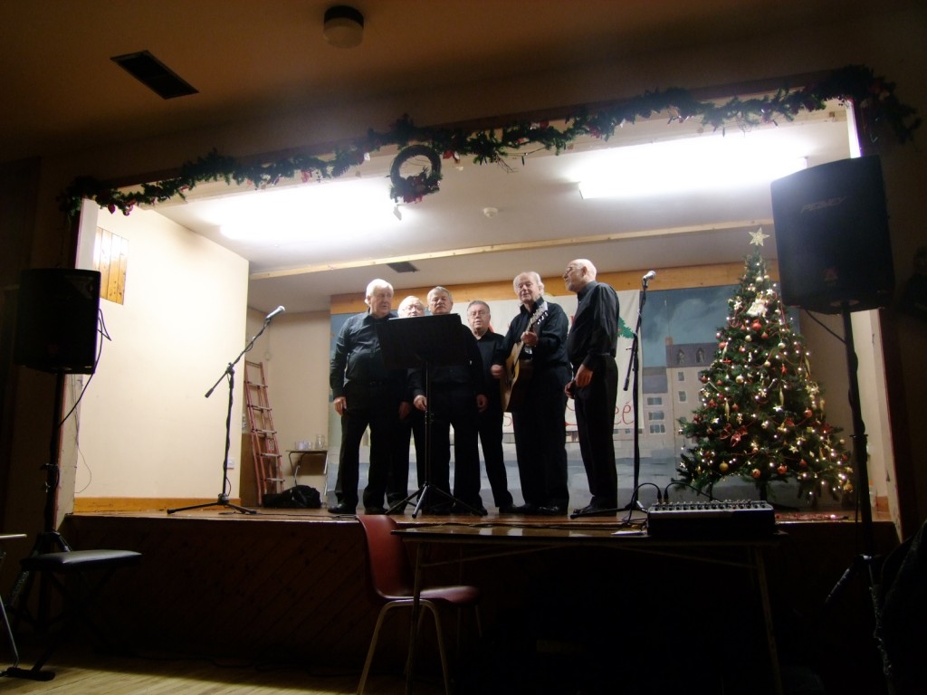 Ballinlough Youth Clubs, Ballinlough Community Centre, Singers "Memory Lane" at the Christmas Soiree, 12 December 2010