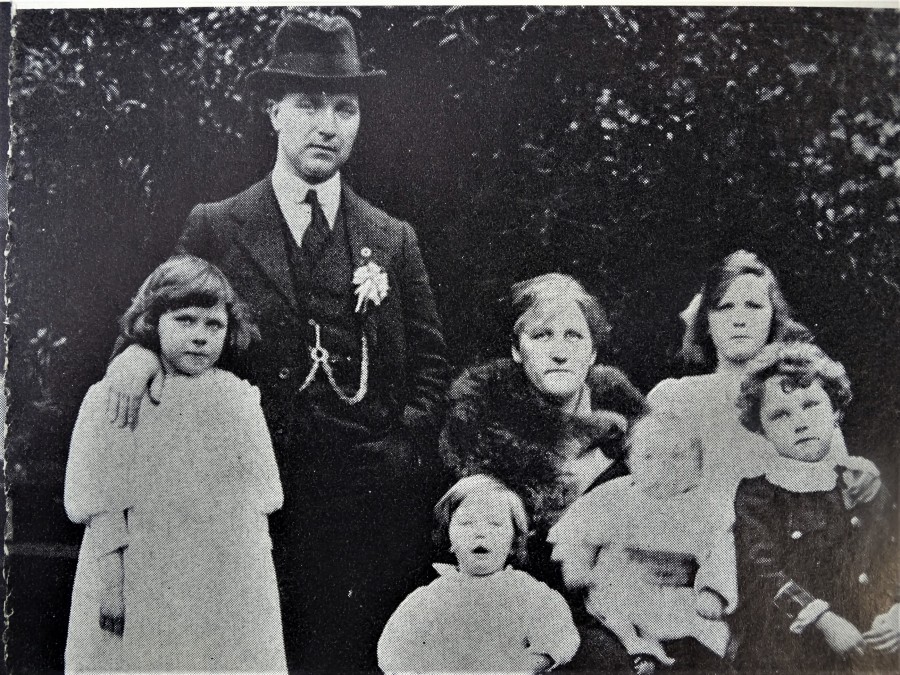 1040a. Tomás & Eilís MacCurtain with family, March 1920