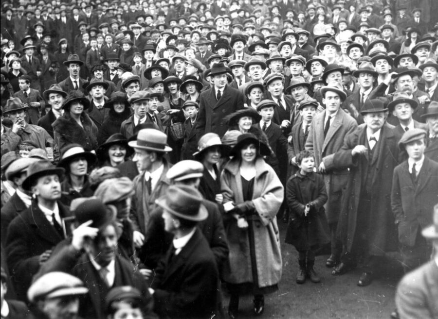 1131a. A crowd scene outside the National University buildings on Earlsfort Terrace, Dublin, awaiting ratification of the Treaty, Late December 1921 (source: National Library of Ireland, Dublin).