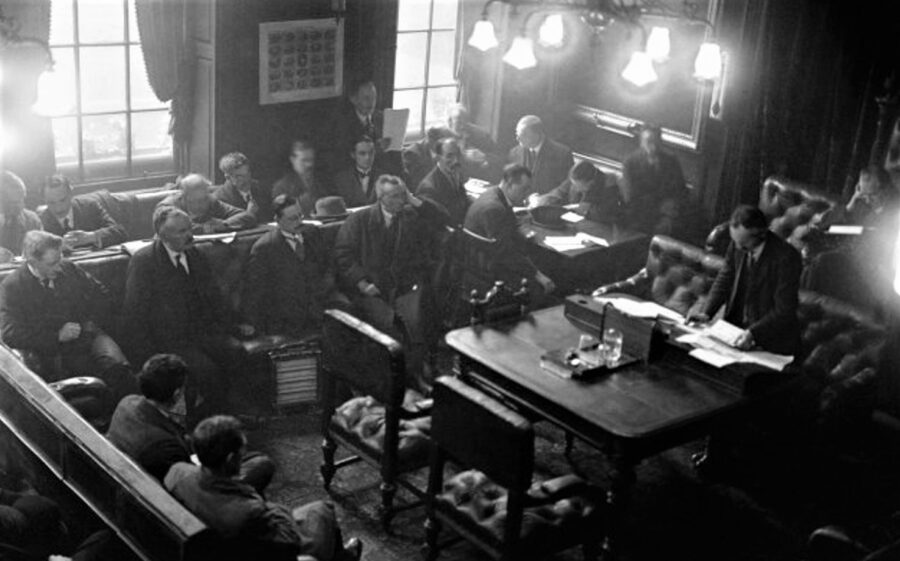 1133a. Picture from the Treaty debate, Dublin, early January 1922 (picture: National Library of Ireland).