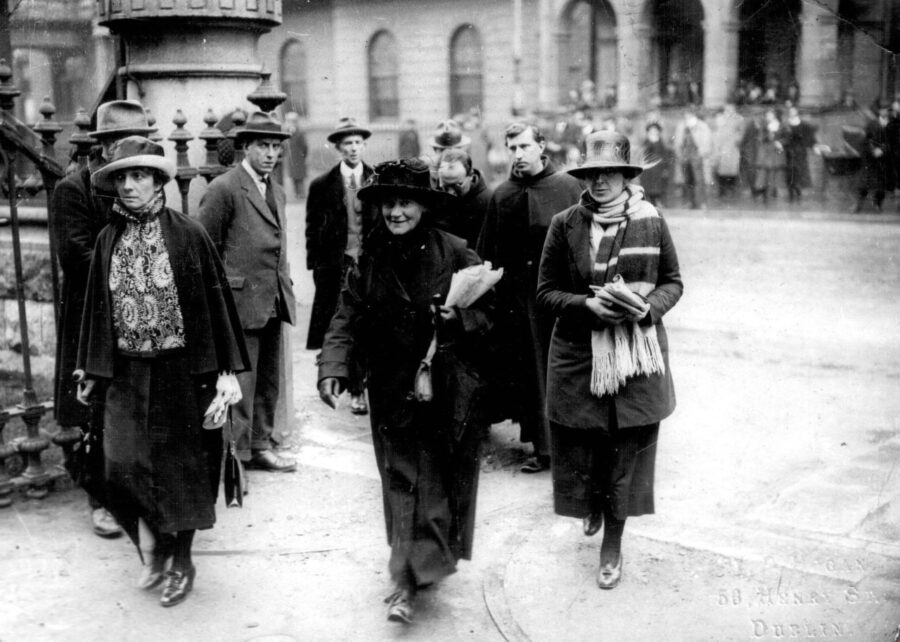 1134a. Mary MacSwiney (centre) entering the Treaty debate buildings at Dublin’s University Buildings, Earlsfort Terrace, late December 1921 (picture: Hogan collection, National Library of Ireland).