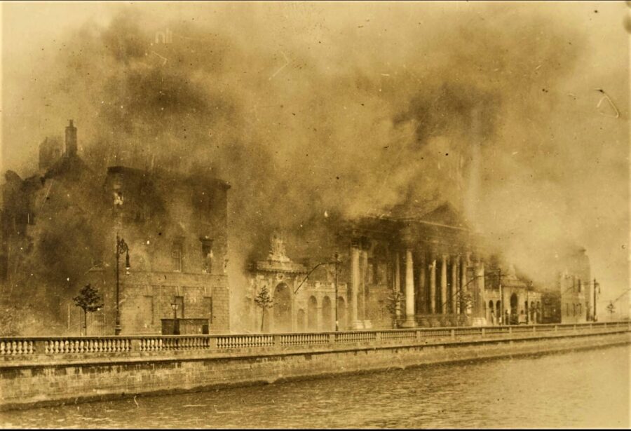 1156a. Fire and explosions – the shelling of Four Courts Dublin, late June 1922 (source: National Library of Ireland, Dublin).