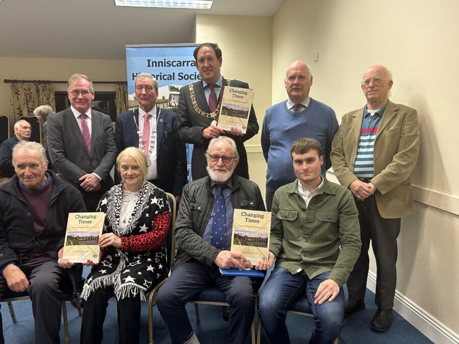1128a. Lord Mayor of Cork, Cllr Kieran McCarthy with Cllr Michael Looney and Colm Burke, TD with members of Inniscarra Historical Society, October 2023 (picture: F Archer).