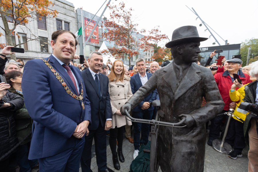 Lord Mayor of Cork Cllr Kieran McCarthy, Jimmy Barry-Murphy, Rena Buckley and Ronan O’Gara unveiling the new statue of Michael Collins. Credit: Darragh Kane
